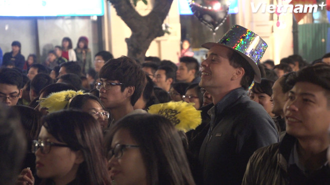 [Video] Không khí đón chào năm mới rộn ràng khắp phố phường Hà Nội ảnh 1