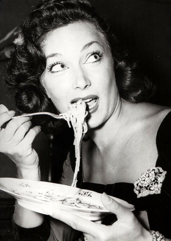 Bí quyết giảm cân "chẳng giống ai" của các ngôi sao nổi tiếng ảnh 3