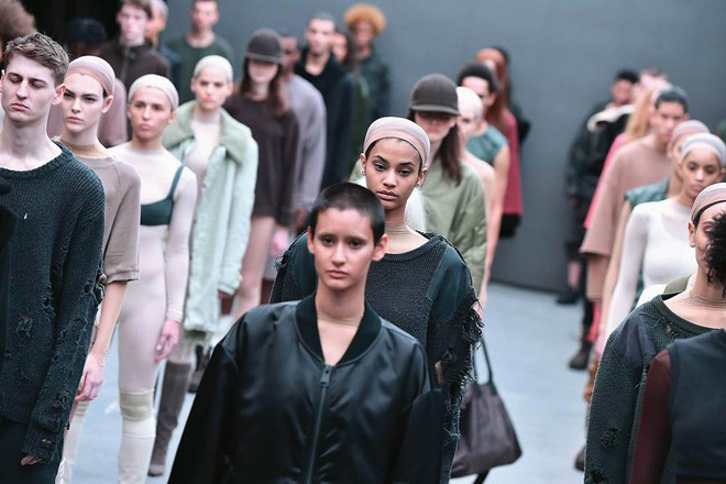 Đi tìm lý do Kanye West "hốt bạc" với những thiết kế của mình ảnh 1