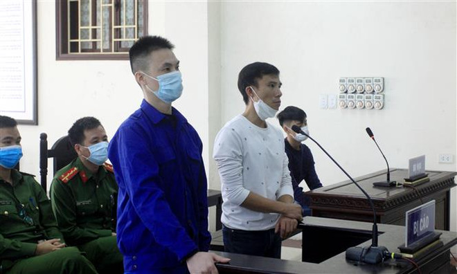 Các bị cáo Bùi Xuân Đại (trái) và Trần Xuân Hải tại phiên xét xử. (Ảnh: Thế Duyệt/TTXVN) Thái Bình: 14 năm tù cho đối tượng nổ súng tại trạm BOT Kiến Xương ảnh 1