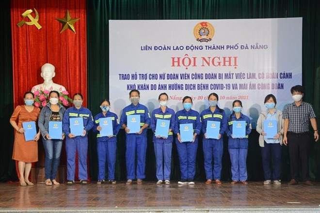 Lãnh đạo Liên đoàn Lao động thành phố Đà Nẵng trao quà hỗ trợ cho các nữ đoàn viên công đoàn. (Ảnh: Văn Dũng/TTXVN) Đà Nẵng: Hỗ trợ nữ đoàn viên công đoàn gặp khó khăn do dịch COVID-19 ảnh 1