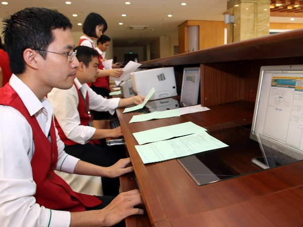 Rơi điểm cuối phiên, chỉ số VN-Index lùi về ngưỡng 605 điểm ảnh 1