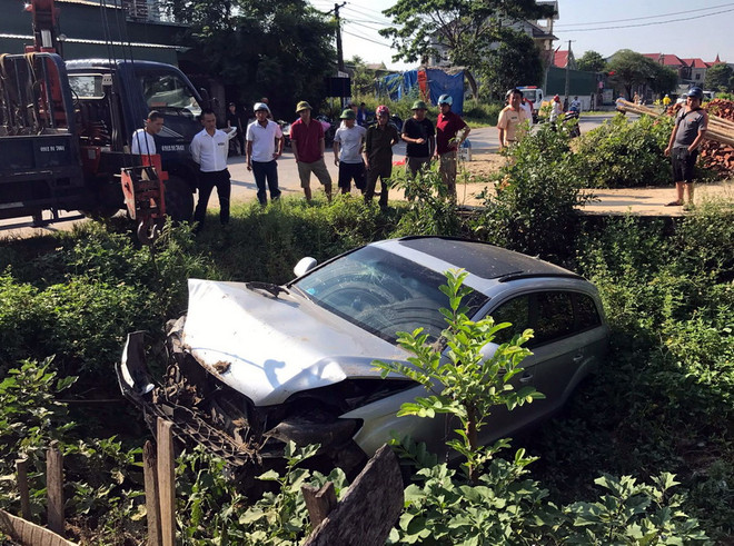 Siêu xe Audi mất lái lao xuống ruộng, 5 người bị thương ảnh 2