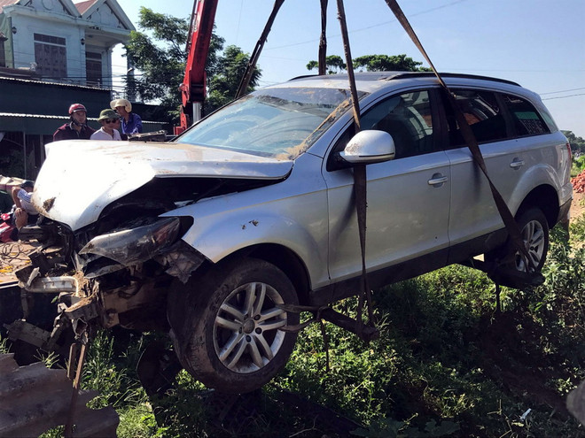 Siêu xe Audi mất lái lao xuống ruộng, 5 người bị thương ảnh 3