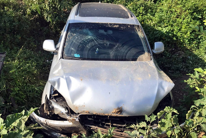 Siêu xe Audi mất lái lao xuống ruộng, 5 người bị thương ảnh 1