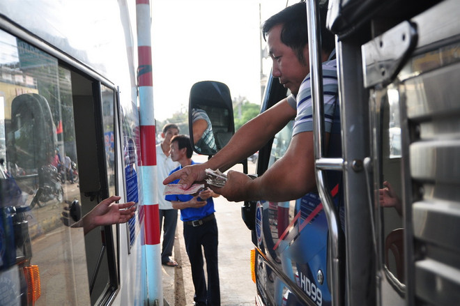 Tài xế tiếp tục dùng tiền lẻ qua trạm thu phí đường tránh Biên Hòa ảnh 1