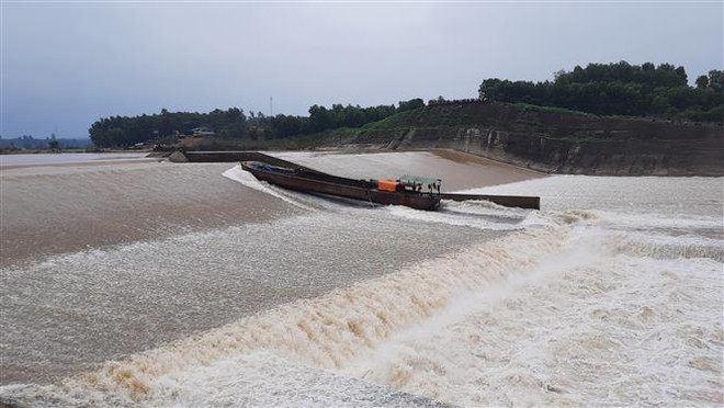 Quảng Trị: Cứu hộ đoàn công tác bị nước cuốn, mắc kẹt giữa đập tràn ảnh 2