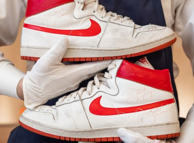 Đôi sneaker của Michael Jordan "được giá" cao kỷ lục 1,47 triệu USD ảnh 1