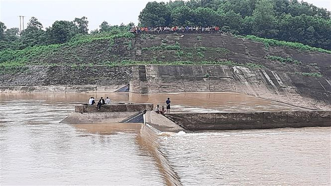 Quảng Trị: Cứu hộ đoàn công tác bị nước cuốn, mắc kẹt giữa đập tràn ảnh 1