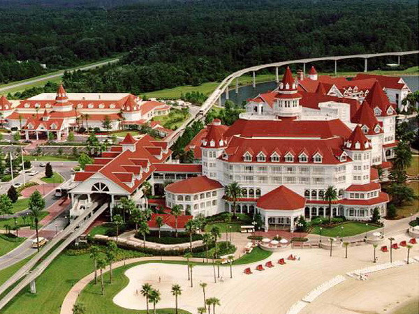 Khu nghỉ dưỡng Grand Floridian. (Nguồn: cooldisneytrips.com) Bé trai 2 tuổi bị cá sấu kéo xuống nước gần công viên Disney ảnh 1