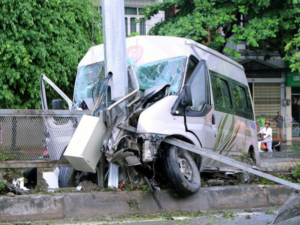 Xe tải húc dải phân cách, lật chắn ngang đường, quốc lộ 1A tắc nghẽn ảnh 1