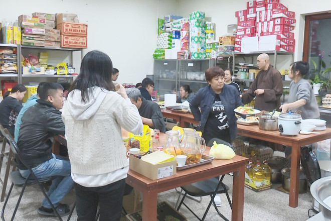 Đại sứ quán, người Việt ở Ba Lan hỗ trợ đồng bào sơ tán từ Ukraine ảnh 1