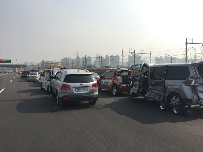 [Video] Hiện trường vụ tai nạn liên hoàn trên cầu ở Hàn Quốc ảnh 1