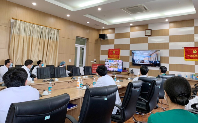Buổi hội chẩn điều trị bệnh nhân COVID-19 nặng, sáng 10/4/2020 tại điểm cầu Bệnh viện Bệnh Nhiệt đới Trung ương cơ sở 2 (Đông Anh, Hà Nội). (Ảnh: Hồng Hà/TTXVN phát) Thông tin mới về sức khỏe của các bệnh nhân mắc COVID-19 nặng ảnh 1