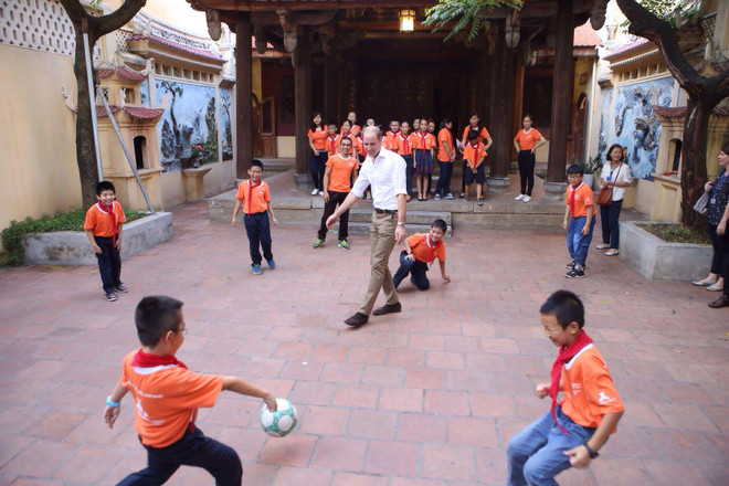 Hoàng tử Anh William chơi bóng cùng các em học sinh Hồng Hà ảnh 5