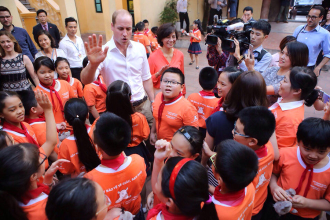 Hoàng tử Anh William chơi bóng cùng các em học sinh Hồng Hà ảnh 9