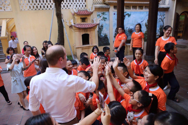 Hoàng tử Anh William chơi bóng cùng các em học sinh Hồng Hà ảnh 8