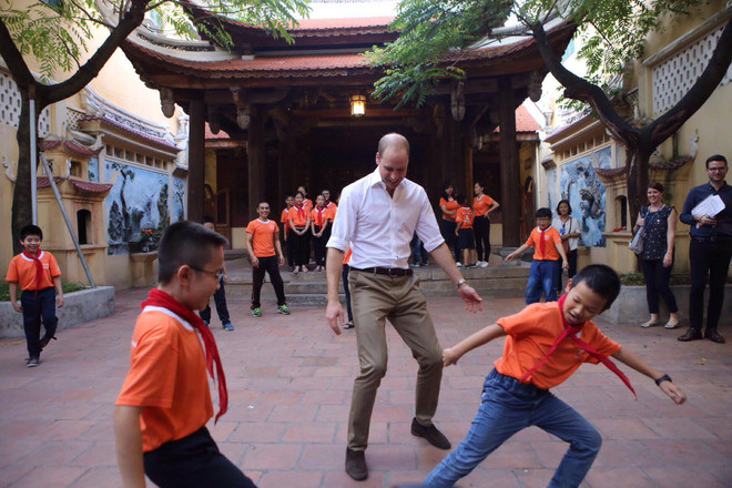 Hoàng tử Anh William chơi bóng cùng các em học sinh Hồng Hà ảnh 6