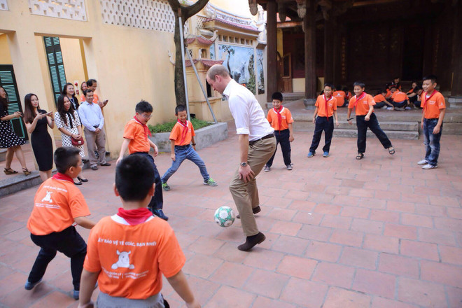 Hoàng tử Anh William chơi bóng cùng các em học sinh Hồng Hà ảnh 3