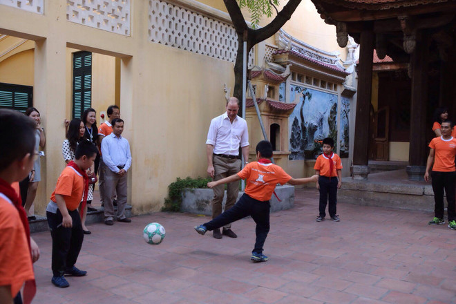 Hoàng tử Anh William chơi bóng cùng các em học sinh Hồng Hà ảnh 4