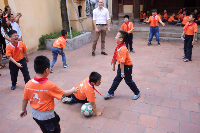 Hoàng tử Anh William chơi bóng cùng các em học sinh Hồng Hà ảnh 2