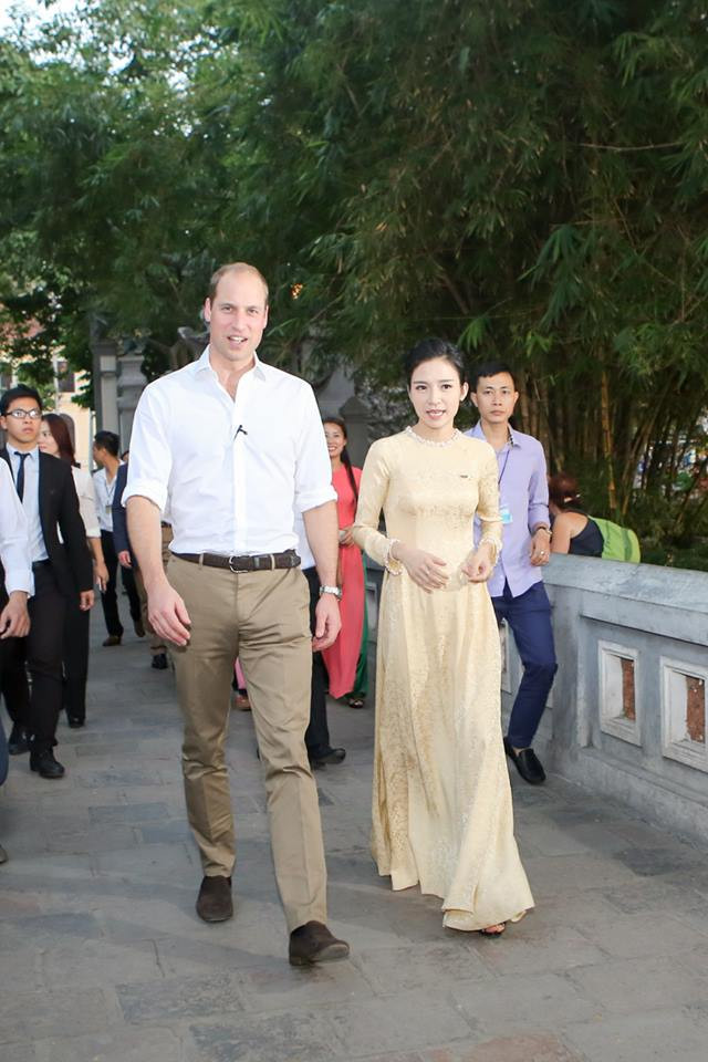 Hoàng tử Anh William thăm cửa hàng Đông y trên phố cổ Hà Nội ảnh 11