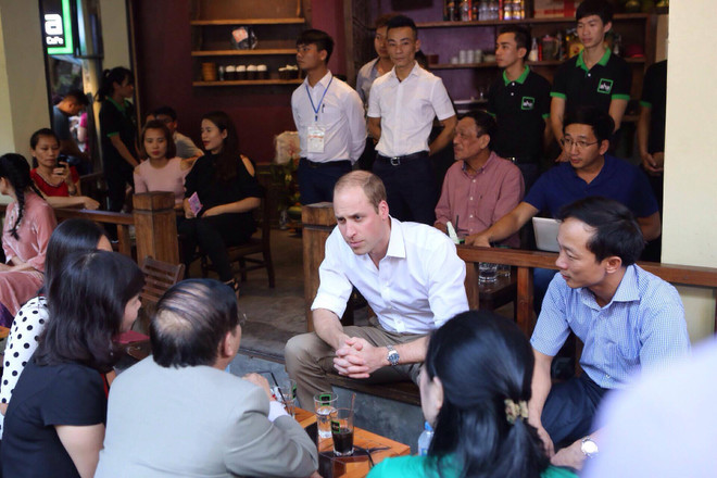 Công tước đã gặp các chuyên gia về y học cổ truyền và một số nhân vật nổi tiếng, phóng viên và đại diện các tổ chức phi chính phủ tại một quán càphê đặc trưng của người Hà Nội. (Ảnh: Minh Sơn/Vietnam+) Hoàng tử Anh tặng sách bảo vệ tê giác cho 1,5 triệu học sinh Việt Nam ảnh 2