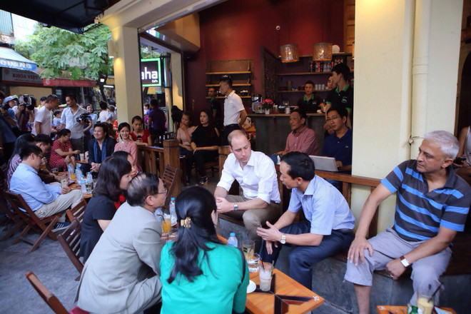 Hoàng tử Anh William thăm cửa hàng Đông y trên phố cổ Hà Nội ảnh 8