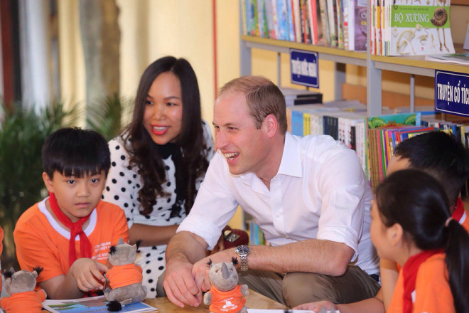 Hoàng tử Anh trao gửi sách bảo vệ tê giác tới 1,5 triệu học sinh Việt Nam. (Ảnh: Minh Sơn/Vietnam+) Hoàng tử Anh tặng sách bảo vệ tê giác cho 1,5 triệu học sinh Việt Nam ảnh 1