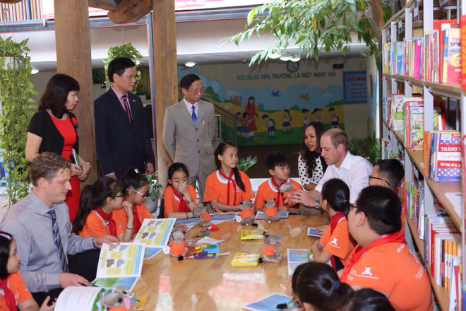 Hoàng tử Anh William thăm cửa hàng Đông y trên phố cổ Hà Nội ảnh 4