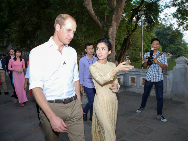 Hoàng tử Anh William thăm cửa hàng Đông y trên phố cổ Hà Nội ảnh 10