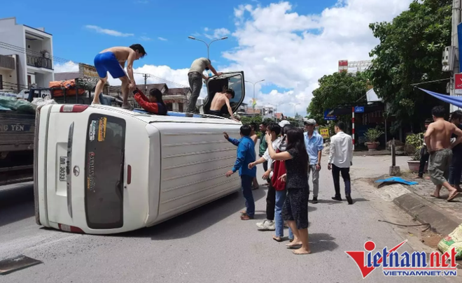 Chiếc xe mang biển số Lào bị lật nghiêng giữa đường. (Nguồn: vietnamnet.vn) Kịp thời cứu 14 người nước ngoài khỏi xe khách bị lật trên Quốc lộ 9 ảnh 1