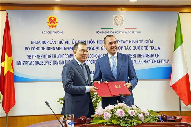 Thứ trưởng Bộ Công Thương Đặng Hoàng An và Thứ trưởng Bộ Ngoại và Hợp tác Quốc tế Italy Manlio Di Stefano ký kết biên bản ghi nhớ tại khóa họp của Ủy ban Hỗn hợp về Hợp tác Kinh tế Việt Nam-Italy, chiều 7/6/2022. (Ảnh: Trần Việt/TTXVN) Đẩy mạnh hợp tác các lĩnh vực Italy có thế mạnh và Việt Nam có nhu cầu ảnh 2