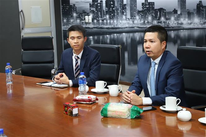 Ông Phạm Thanh Hải - Bí thư thứ nhất, Phụ trách Thương vụ Việt Nam tại Nam Phi giới thiệu một số sản phẩm của Việt Nam. (Ảnh: Hoàng Minh/TTXVN) Durban - cửa ngõ tiềm năng cho hàng Việt Nam đến thị trường Nam Phi ảnh 2
