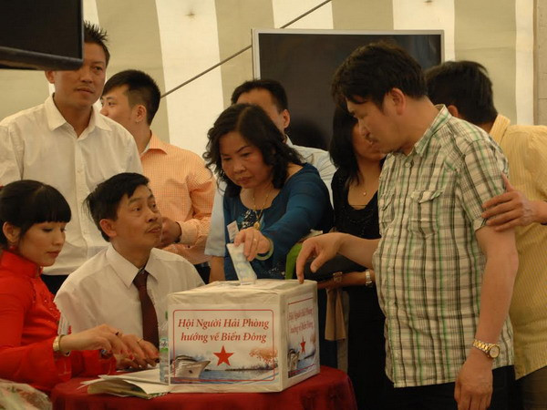 Người Việt ở Đức sôi nổi quyên góp ủng hộ ngư dân bám biển ảnh 1