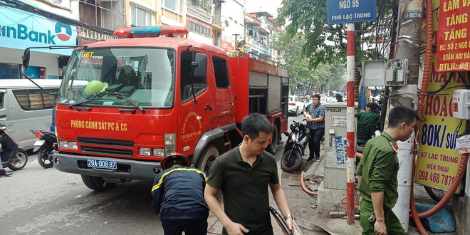 Hà Nội: Cứu 9 người dân thoát khỏi đám cháy trên phố Lạc Trung ảnh 3