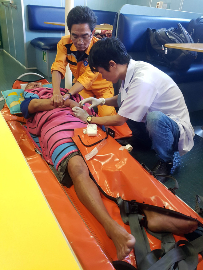 Đưa ngư dân bệnh nặng từ ngoài khơi về đất liền chữa trị ảnh 1
