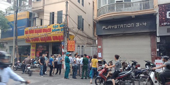 Hà Nội: Cứu 9 người dân thoát khỏi đám cháy trên phố Lạc Trung ảnh 4