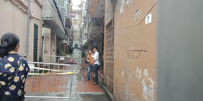 Hà Nội: Cứu 9 người dân thoát khỏi đám cháy trên phố Lạc Trung ảnh 2