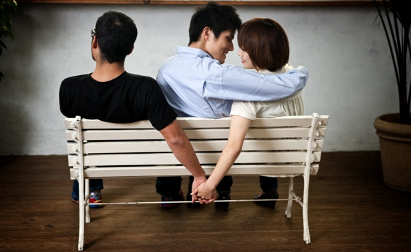 Bạn sẽ làm gì khi đội bóng yêu thích bị thua còn vợ thì phản bội? ảnh 1