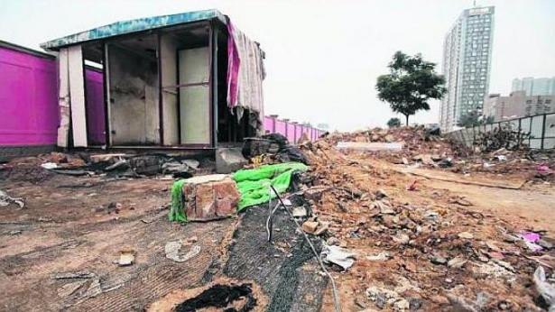 Đi tiểu vào máy biến thế ven đường, bé trai 7 tuổi bị điện giật ảnh 1