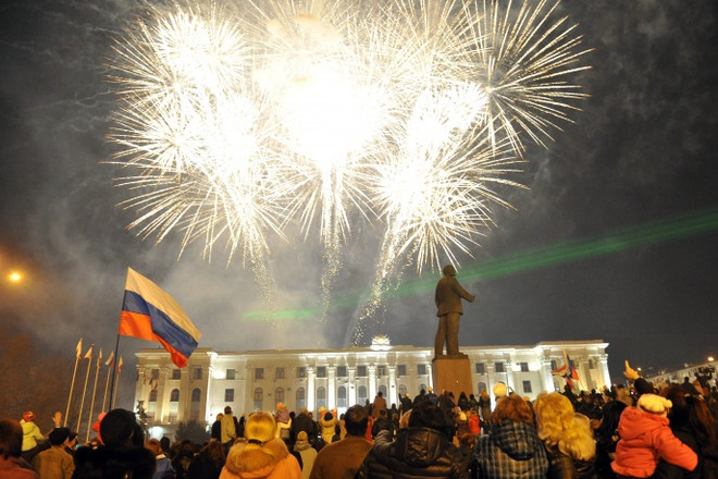 Nga và Crimea tưng bừng bắn pháo hoa ăn mừng sáp nhập ảnh 1