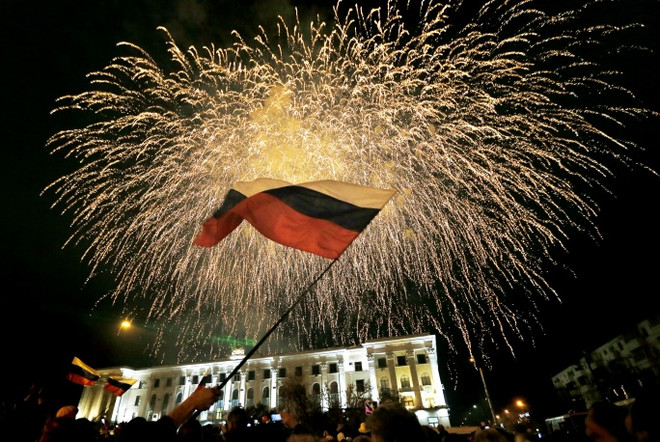 Nga và Crimea tưng bừng bắn pháo hoa ăn mừng sáp nhập ảnh 2