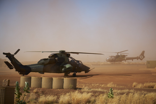 Trực thăng quân sự Eurocopter Tiger (trái) của Pháp tham gia một chiến dịch tại căn cứ ở Gao, miền Bắc Mali ngày 8/11/2019. (Nguồn: AFP/TTXVN) Pháp bác tuyên bố của IS về vụ 13 binh sỹ thiệt mạng tại Mali ảnh 1