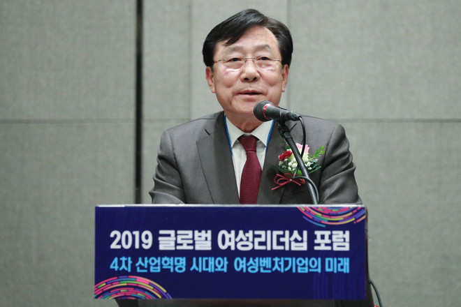Ông Kim Ki-moon, Chủ tịch hiệp hội doanh nghiệp vừa và nhỏ Hàn Quốc phát biểu tại diễn đàn. (Ảnh: Đình Phương/TTXVN) Cấp cao ASEAN-Hàn Quốc: Diễn đàn tôn vinh các nữ lãnh đạo tại Hàn Quốc ảnh 2