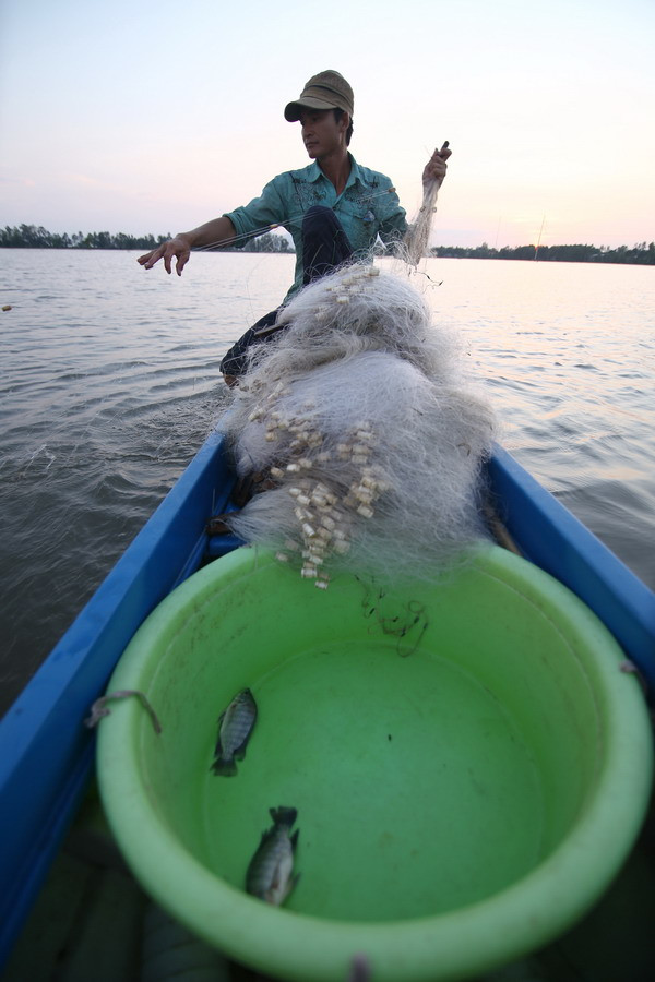 [Photo] Mưu sinh mùa nước nổi ở Đồng bằng sông Cửu Long ảnh 2