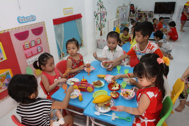 Bé năm tuổi Trường Mầm non 10, Quận 5 trong giờ chơi xếp hình. (Ảnh: Phương Vy/TTXVN) Việt Nam tham gia Đại hội thế giới về giáo dục mầm non ảnh 1