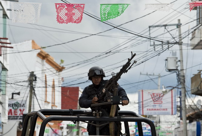 Cảnh sát liên bang gác trên một đường phố ở Teloloapan, bang Guerrero ngày 19/10. (Nguồn: AFP/TTXVN) Cảnh sát liên bang Mexico giành quyền kiểm soát 13 thành phố ảnh 1