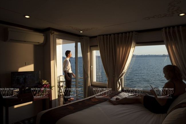 Đắm mình trên du thuyền để khám phá kỳ quan Vịnh Hạ Long ảnh 9