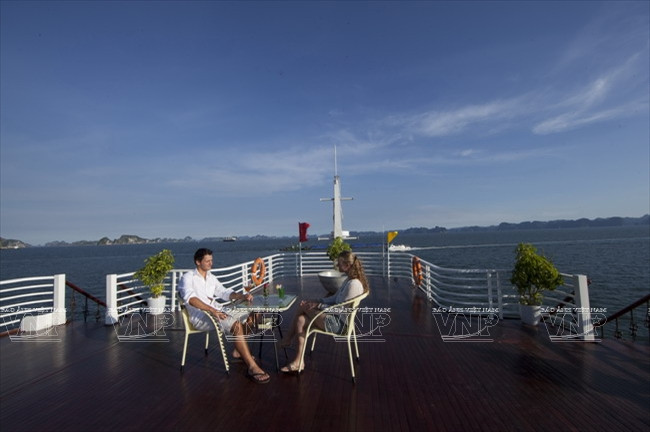 Đắm mình trên du thuyền để khám phá kỳ quan Vịnh Hạ Long ảnh 8